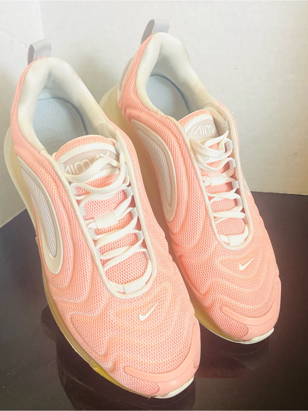 Nike Air Max 720 Running Shoes Women Sz 9 Pink Coral Summit White AR9293-603